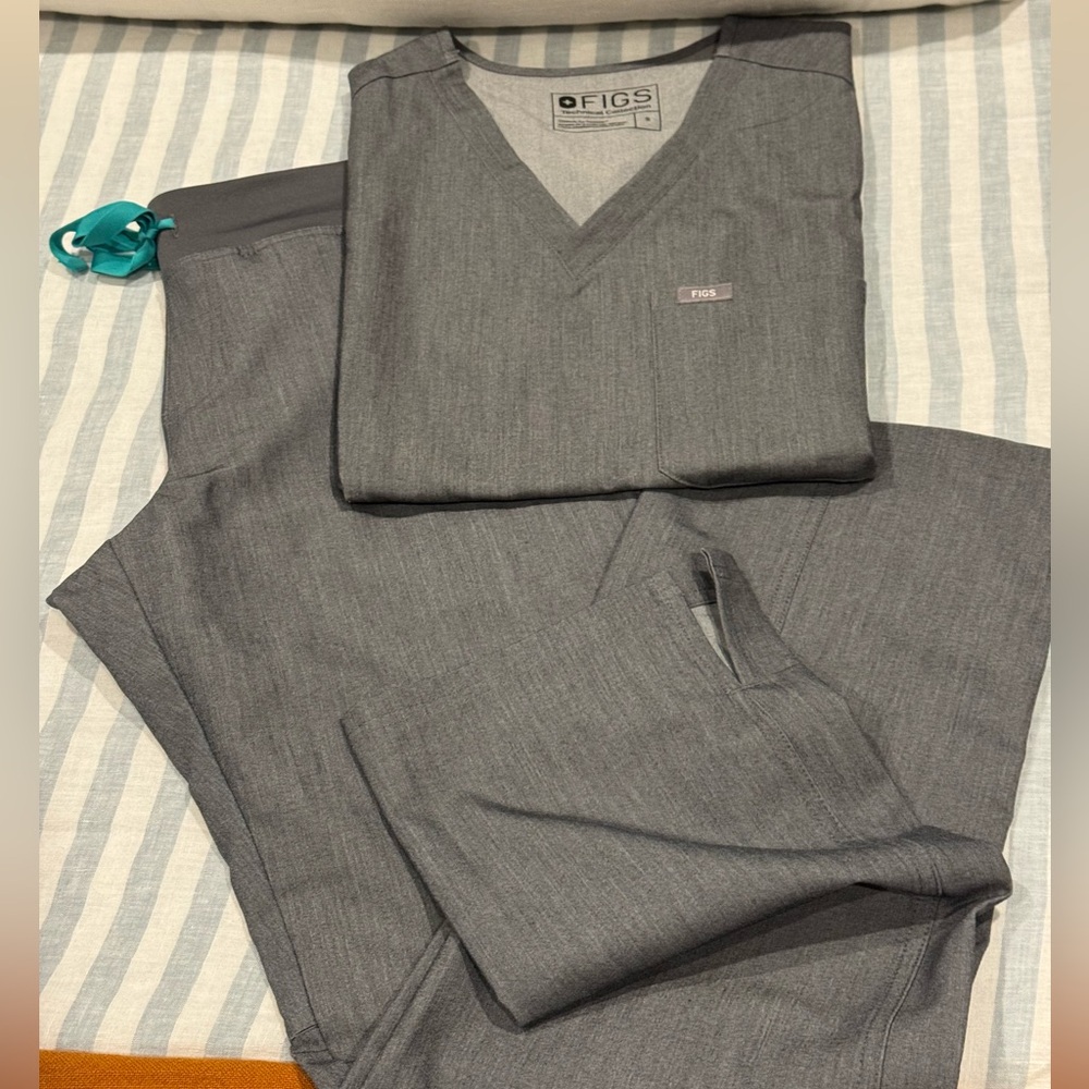 Figs Women’s Graphite Colored Scrub Set